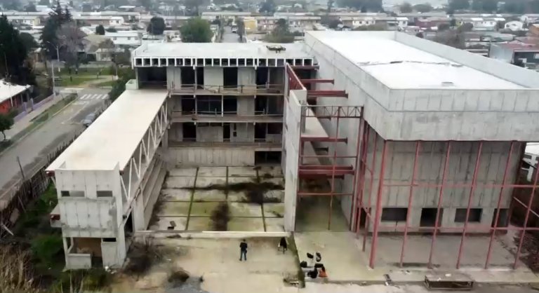 Chile a medias: El centro cultural que prometía ser el más grande de la zona sur poniente de la capital