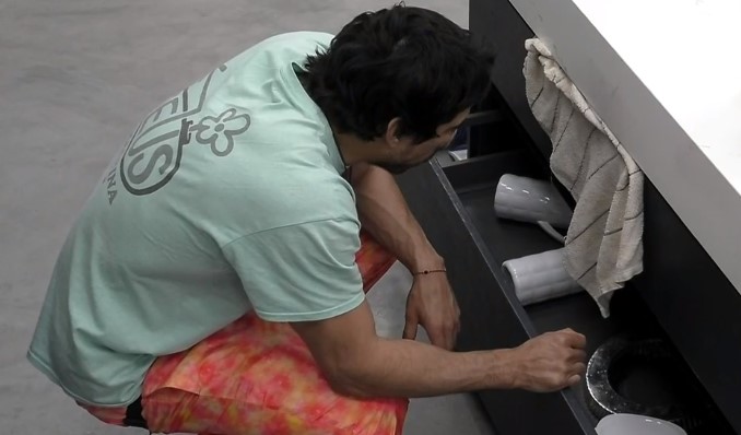 ¡Se va a armar! Seba roba comida de los cajones de sus compañeros