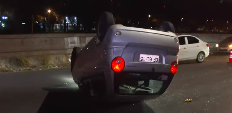 Gran congestión en Avenida Santa María por auto volcado tras choque: Acusan presunto estado de ebriedad