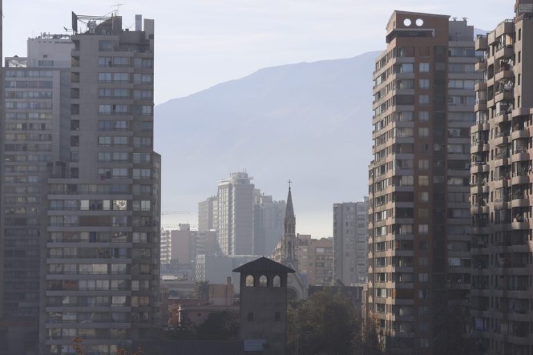 Declaran preemergencia ambiental para este martes en la RM: ¿Qué vehículos tienen restricción?