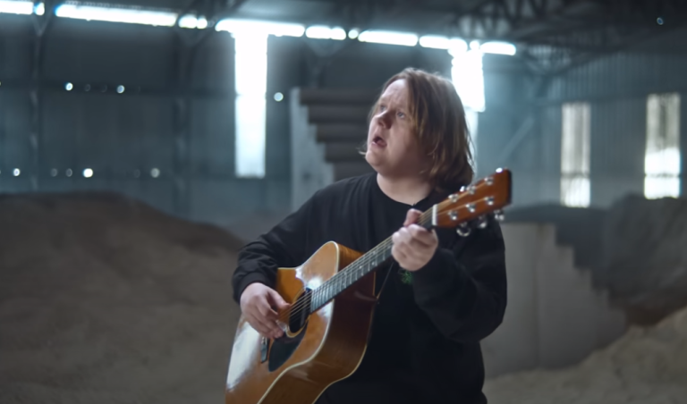 El cantante británico Lewis Capaldi lo padece: ¿Qué es el síndrome de Tourette y cuáles son los síntomas?