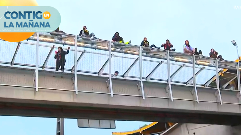 Protesta en metro Las Torres: Diez personas se colgaron desde pasarela peatonal