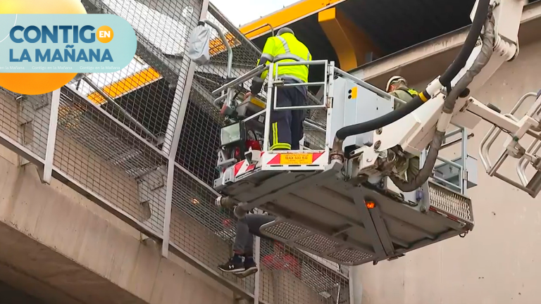 Gran operativo: Rescatan a manifestantes que colgaban desde pasarela en metro Las Torres