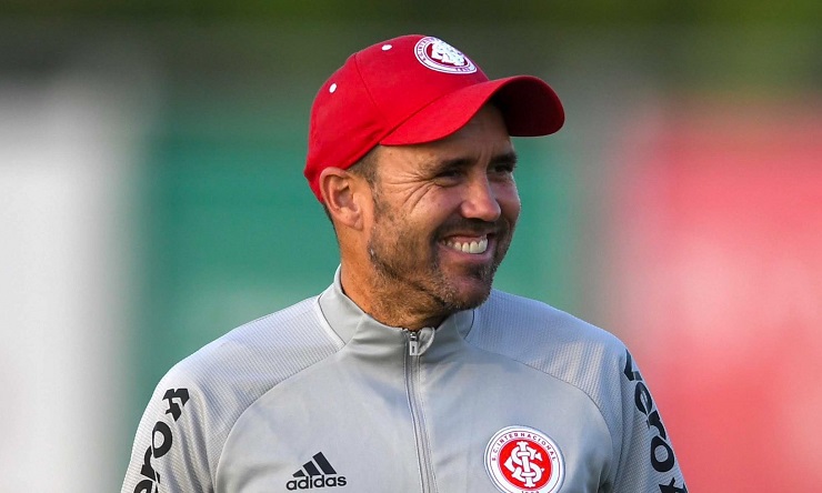 Charles Aránguiz tiene nuevo jefe: Inter de Porto Alegre confirmó que Eduardo Coudet será el flamante DT
