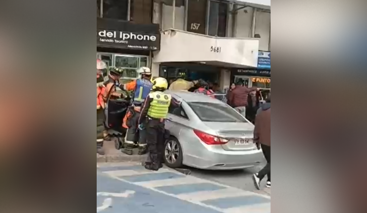 Aceleró en vez de poner marcha atrás: Adulta mayor atropelló a peatón e impactó con local en Las Condes