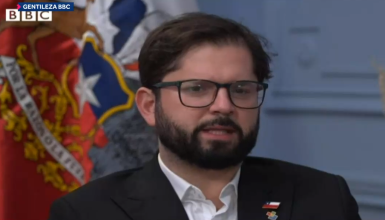 En entrevista con la BBC: Pdte. Boric acusó a la oposición de 