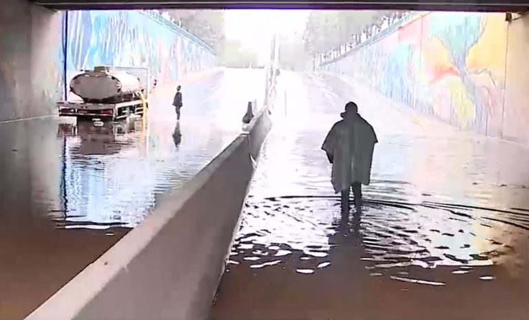 Cierran paso bajo nivel en La Florida por anegamiento tras intensa lluvia en la capital