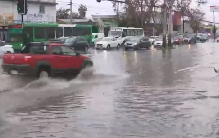 Sistema frontal anega distintos puntos en la RM: Precipitaciones superaron el pronóstico