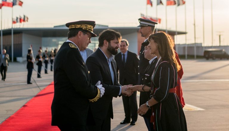 Pdte. Boric retorna a Chile en medio de recriminaciones entre oficialismo y oposición por robo de computadores