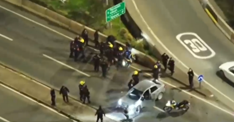 Asalto y persecusión terminó con dos detenidos en Vitacura: Sujetos chocaron contra barrera de contención