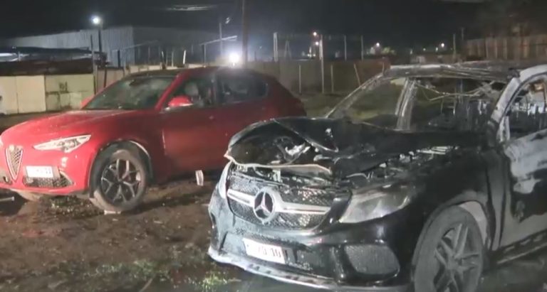 Aparecen autos usados en planificado robo a caja de compensación en Cerro Navia: Uno estaba totalmente quemado