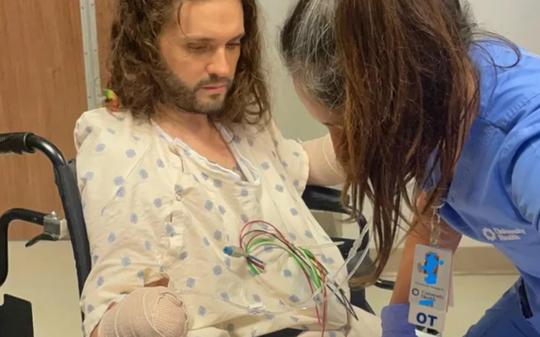 Estuvo al borde de la muerte: Hombre sufrió la amputación de ambas manos al ser picado por una pulga