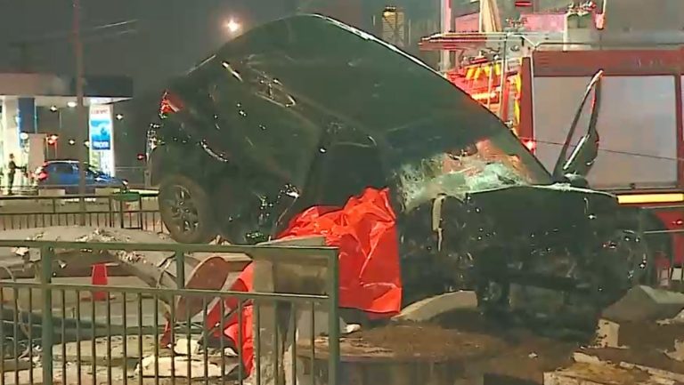 Fatal choque contra poste en San Joaquín: Copiloto perdió la vida producto del impacto