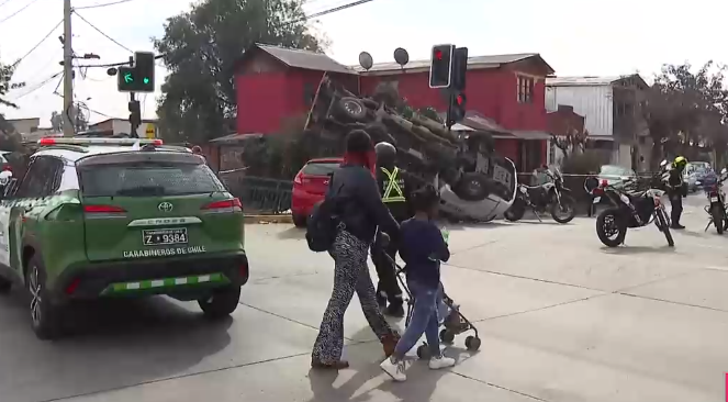 Fatal accidente en Pedro Aguirre Cerda: Camión quedó arriba de vehículo menor