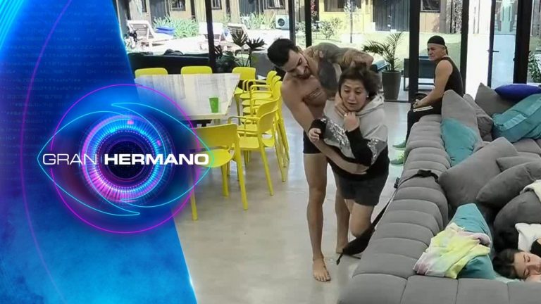 Con ropa y todo: La Pincoya fue lanzada a la piscina por 