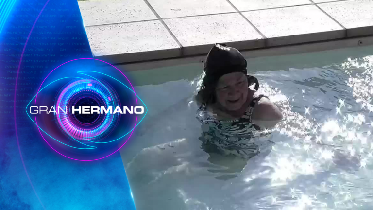 ¿Cuál sirenita? Mónica se metió a la piscina