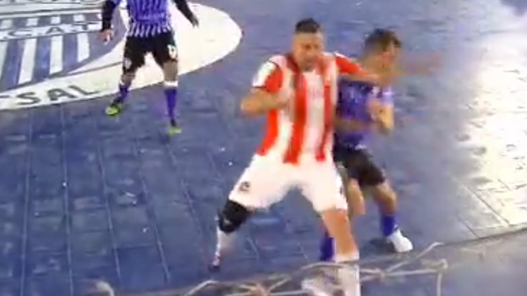 ¡Una década sin jugar! El castigo ejemplar que recibió jugador de futsal en Argentina tras fuerte codazo
