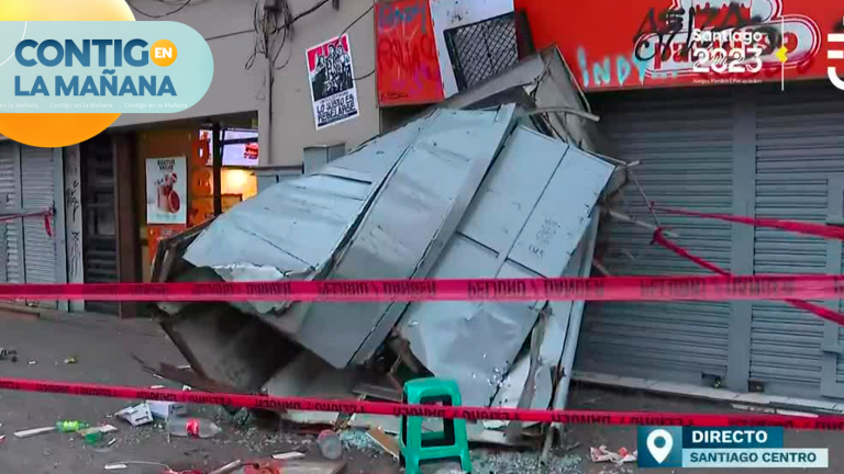 Bus arrasó con kiosko y semáforo en la Alameda: Conductor habría huido del lugar