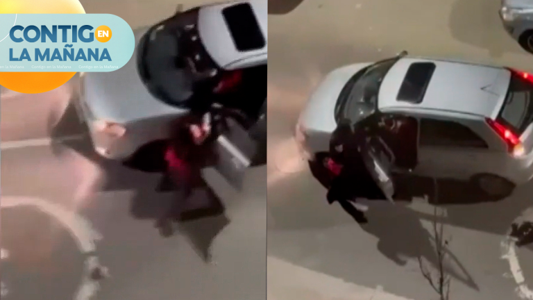 ¡No quería que escapara! Mujer se colgó de auto en movimiento para exigir su vuelto