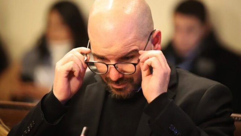 ¿Se parecen? Revelan foto de hombre que se hizo pasar por ministro Giorgio Jackson