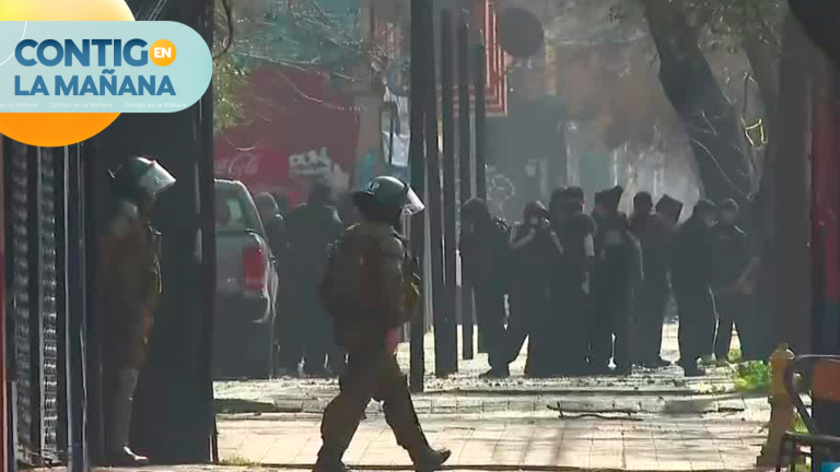 Incidentes afuera del Liceo Manuel Barros Borgoño: Carabineros ya está en el lugar