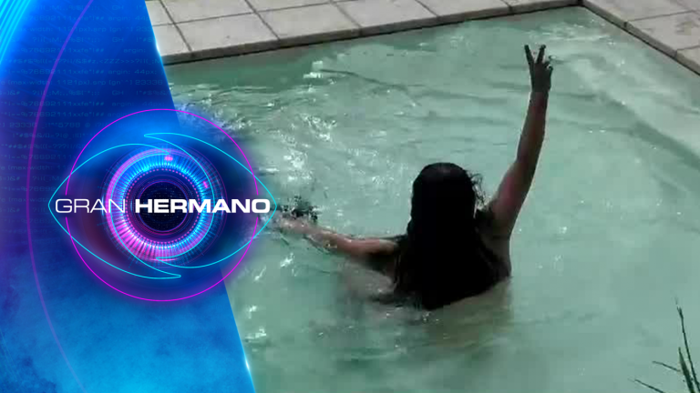 Se aburrió de la ropa: Pincoya se lanzó al desnudo a piscina de Gran Hermano