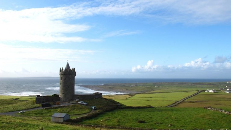 Hasta $72 millones: Irlanda paga para que personas vivan en islas remotas y reconstruyan antiguas propiedades