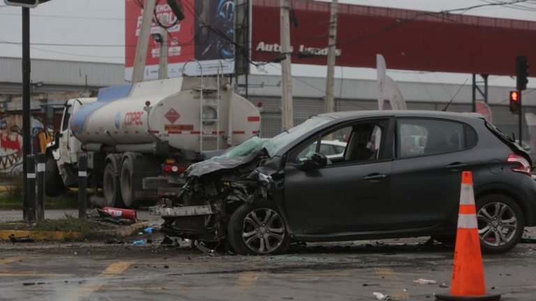 Nueve personas lesionadas dejó colisión entre camión de combustible y automóvil en Camino a Melipilla