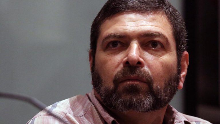 Detuvieron a Carlos Ruiz, ideólogo del FA, por denuncia de violencia intrafamiliar en Ñuñoa