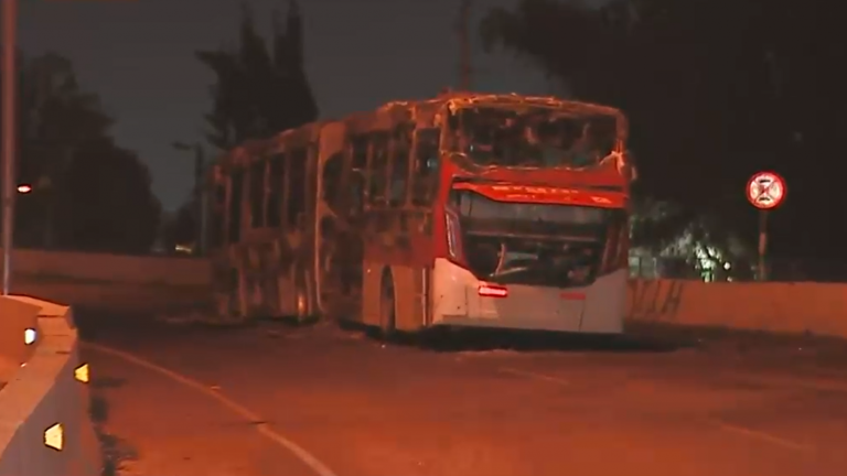 Desconocidos bajaron a pasajeros y prendieron fuego a bus del sistema Red en Estación Central