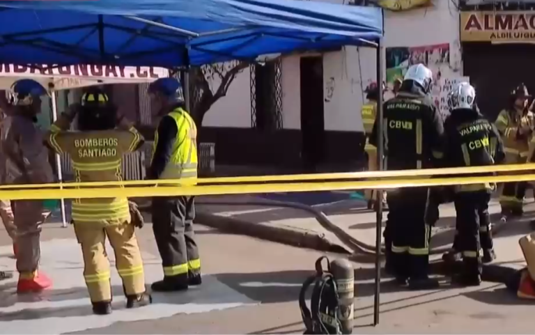 Un muerto en emergencia por cianuro en Santiago: Víctima se encerró en su pieza y avisó a vecinos