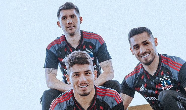 La dura crítica de hinchas de Colo-Colo tras lanzamiento de tercera camiseta: 