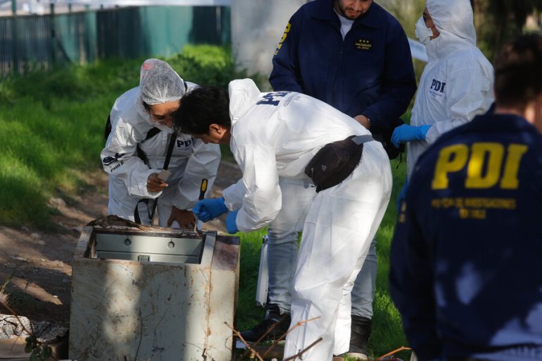 Enterrada en microbasural: Confirman que caja fuerte hallada en Renca es la robada desde Desarrollo Social