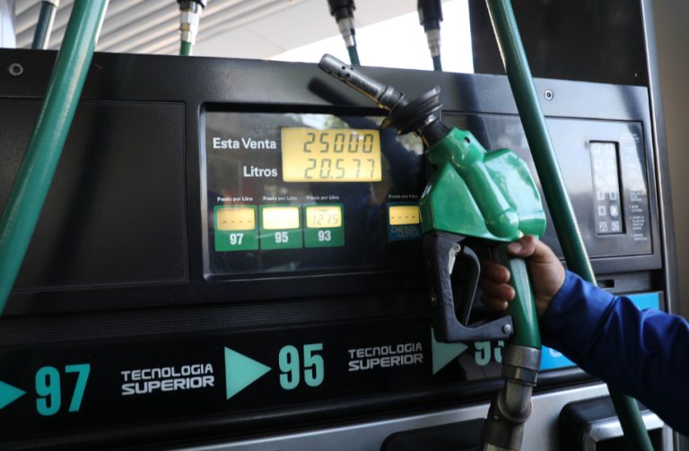 Precios de combustibles suben esta semana: Conoce de cuánto es el alza del valor por litro