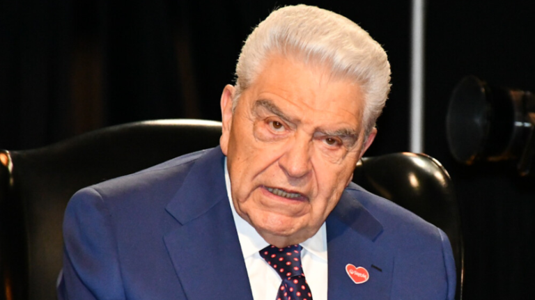 “Volví a sentirme en el tercer mundo”: Don Francisco realizó nueva queja contra el Aeropuerto de Santiago