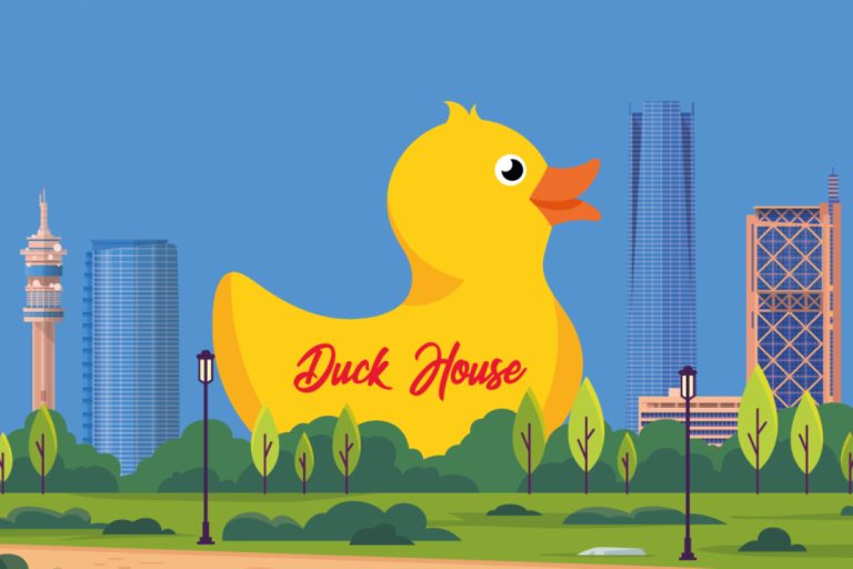 Patito de 8 metros sorprende a transeúntes en Barrio Italia