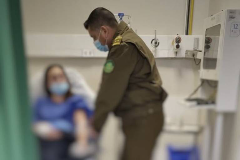 Carabinera fue baleada por asaltantes mientras esperaba la micro en Estación Central