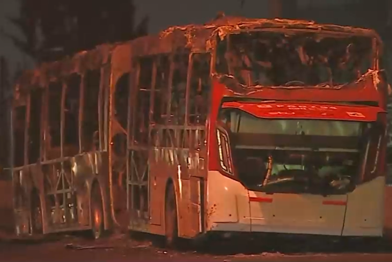 Gobierno investiga posible intencionalidad tras buses quemados: Uno de ellos se encontraba con pasajeros