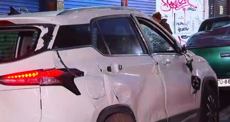 Accidente terminó con volcamiento: Transeúntes ayudaron a dar vuelta el vehículo en Recoleta