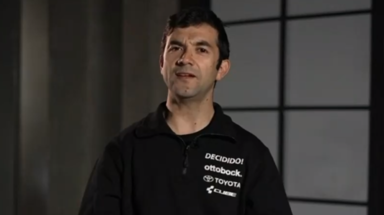 Marcas | Adolfo Almarza, el único ciclista de montaña en el mundo que compite con prótesis en sus dos piernas