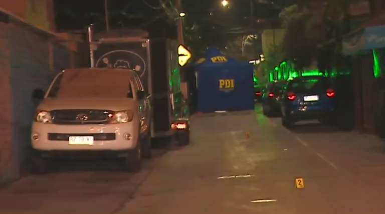 Investigan hallazgo de cadáver en plena vía pública en Las Condes: Lo apuñalaron en el pecho