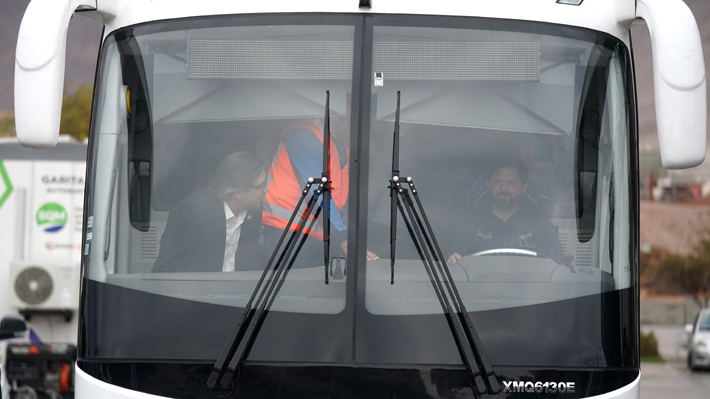 Denuncian al presidente Boric por conducir bus sin licencia profesional