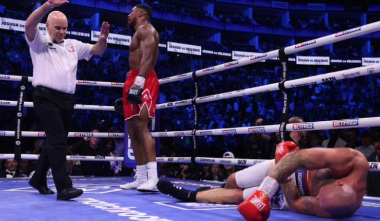 La celebración por knock out del boxeador Anthony Joshua que desató la furia de los asistentes