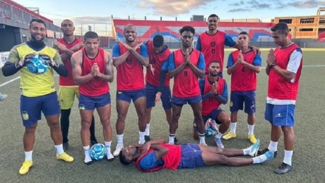 Repudiable: Futbolistas brasileños simularon velorio en estadio en que murió jugador rival hace una semana