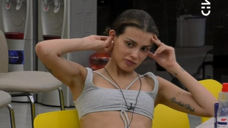 Coni echó al agua a compañera de pieza que no les deja hablar de noche: 