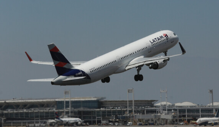 Piloto de Latam murió tras sufrir problemas de salud durante vuelo hacia Santiago