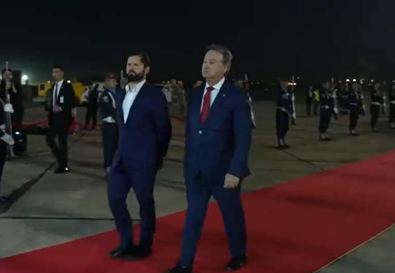 Presidente Boric y Piñera viajaron juntos a Paraguay: Conversaron sobre la relación entre gobierno y oposición