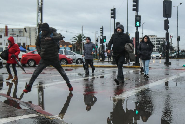 ¡A sacar los paraguas! Revisa qué día lloverá y cuántos milímetros caerán en la Región Metropolitana