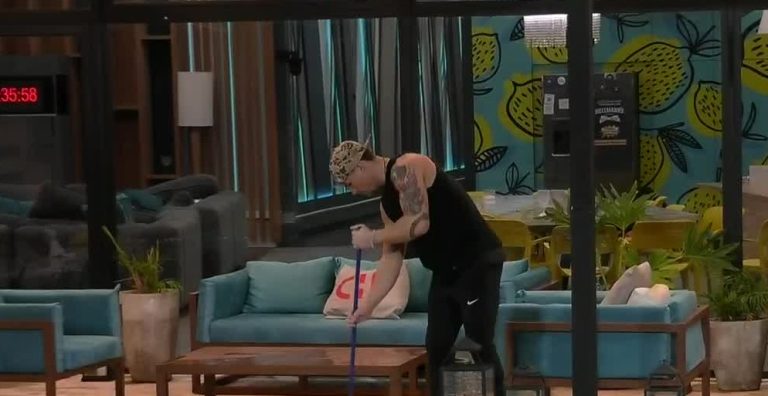 ¡Se puso la 10! Raimundo se la jugó con el aseo del patio en Gran Hermano Chile
