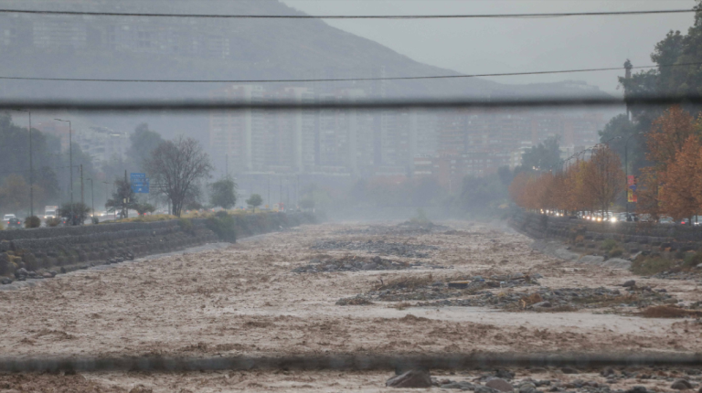 Preocupación por llegada de intensos sistemas frontales al país: ¿Cuánto lloverá en Santiago y regiones?